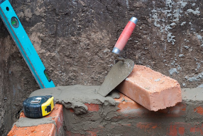 common tools for bricklaying