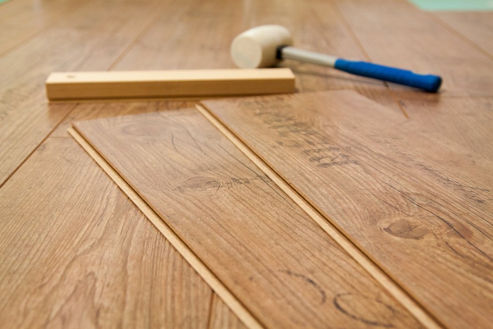 laminate flooring plank and rubber mallet