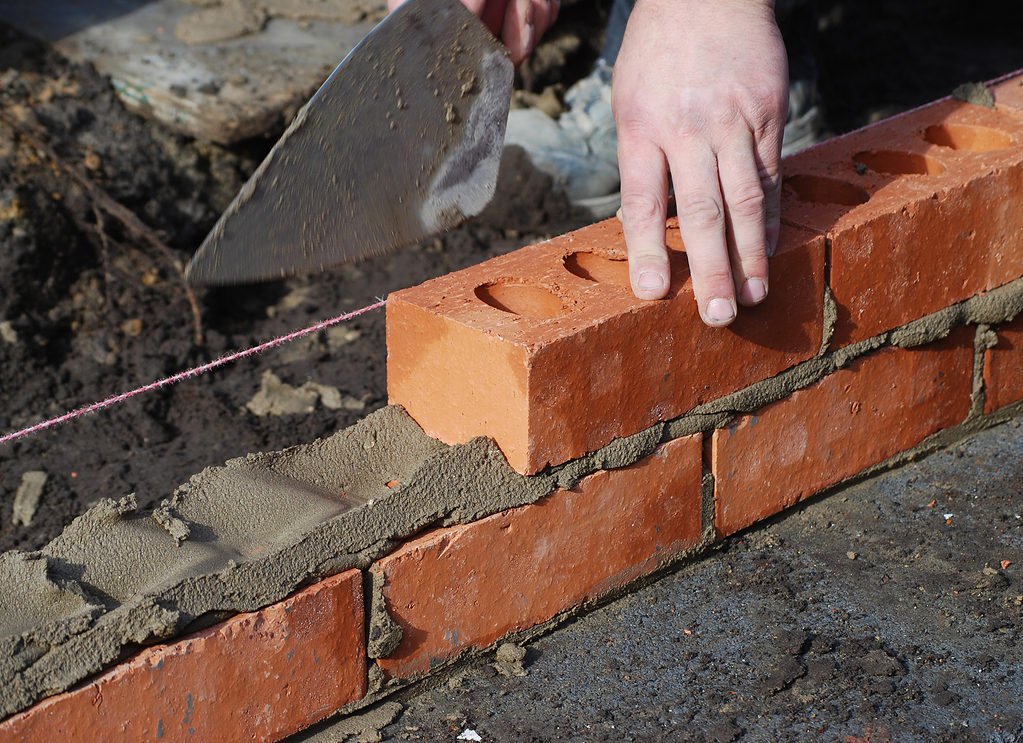 bricklayer using a bricklaying line