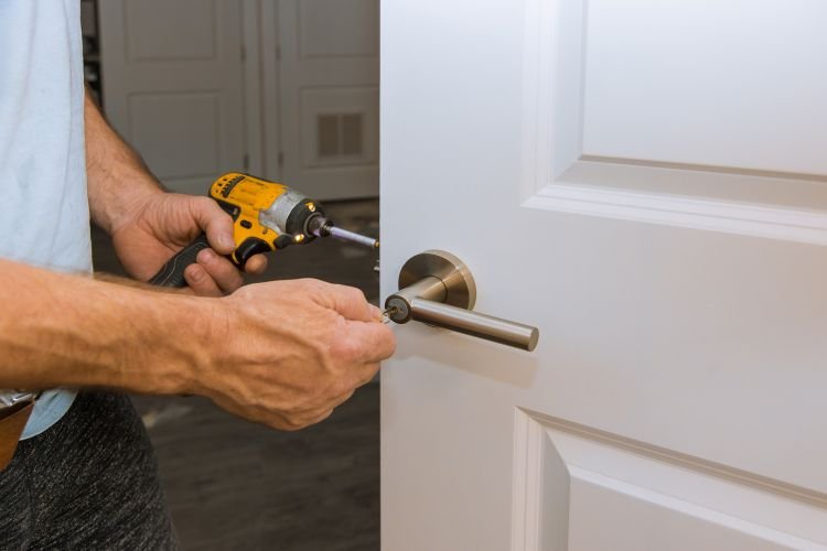 carpenter fitting door handle