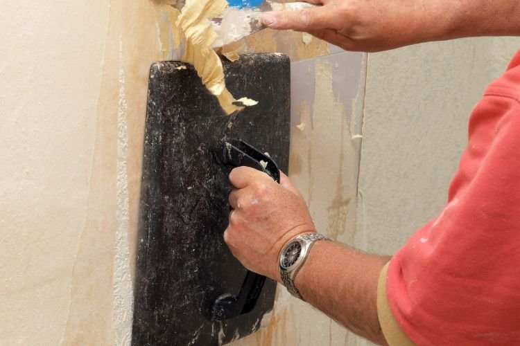 decorator using steam to remove wallpaper