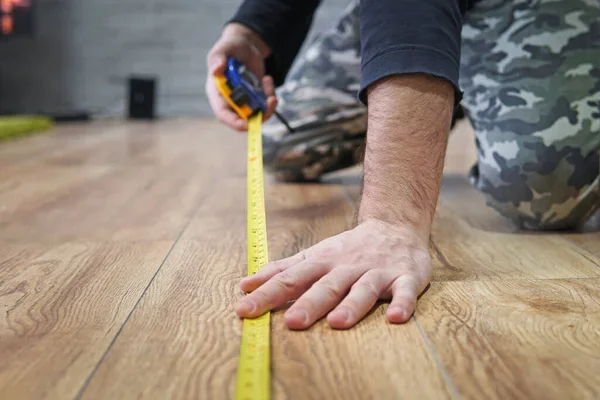 floor fitter measuring floor
